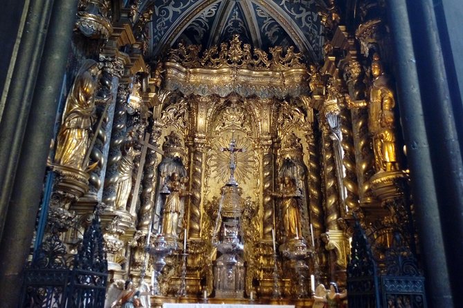 2-Hour Funchal City & Madeira Wine Experience - Zona Velha Old Town: doors, history, and the best photo corners
