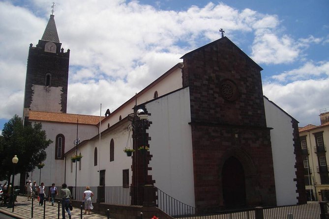 2-Hour Funchal City & Madeira Wine Experience - Pereira d’Oliveira: Madeira wine tasting and bolo de mel
