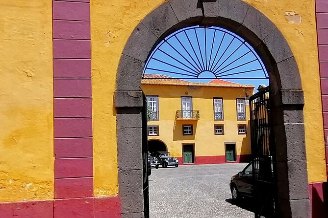Downtown Funchal: A Self-Guided Audio Tour Through the Old City - Mercado dos Lavradores: A Practical Pause for Browsing and Shopping