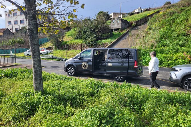 Full Day East Tour at Pico do Arieiro and Santana with Pickup - Santana lunch time and the triangular houses: culture you can see fast
