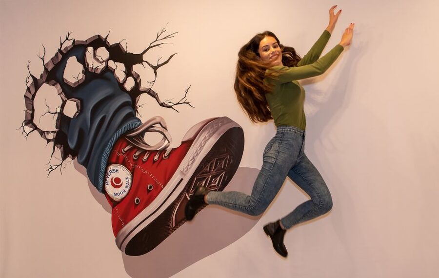 Funchal: 3D Fun Art Museum - Body-Prop Illusions: Head on a Table and Cosmic Flights