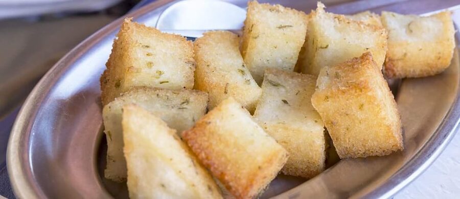 Funchal: Amazing Dinner with Folklore - The opener: Madeira wine aperitif and bolo do caco