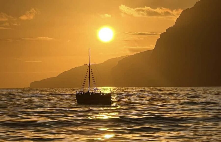 Funchal: Sunset Tour on Traditional Madeiran Boat w/ Drinks - FAQ