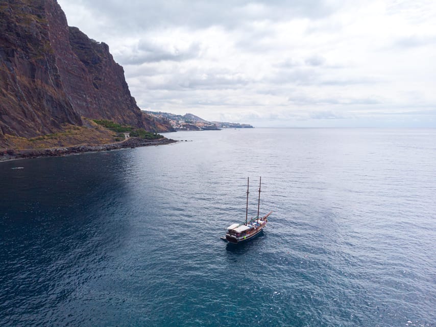 Madeira : 5 hour East Coast boat excursion - Santa Cruz and Machico Bay: the coast relaxes, then it’s swim time