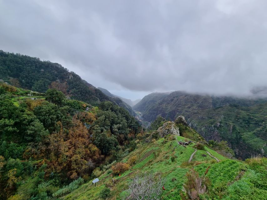 Madeira: Picturesque Peaks and Skywalk private 4x4 Jeep tour - A 3.5-hour private 4x4 route from Funchal to the island’s interior