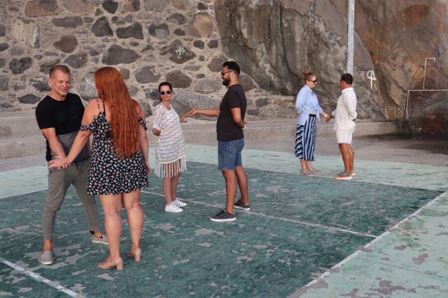 Madeira: Salsa and Bachata dance and discovery experience - The 1-hour flow: class, then a social where you actually use it