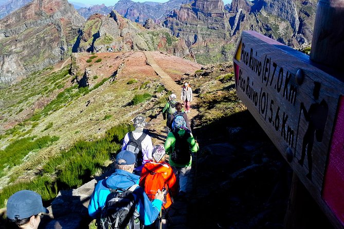 Pico do Areeiro to Pico Ruivo (PR 1) - Hiking Tour in Madeira - Pico do Areeiro (1818m): the start point and how to set yourself up