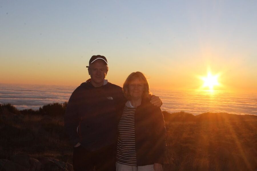 Pico do Arieiro: Private 4x4 Sunrise Trip with Hot Drinks - Pico do Arieiro Photo Stops and Scenic Viewing: Where the Guide Helps You Think