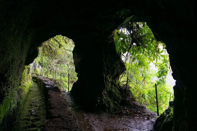 PR9 Caldeirão Verde Queimadas Levada Self-Guided Hiking Transfer - Footwear and trail etiquette: how to handle the busy, narrow parts