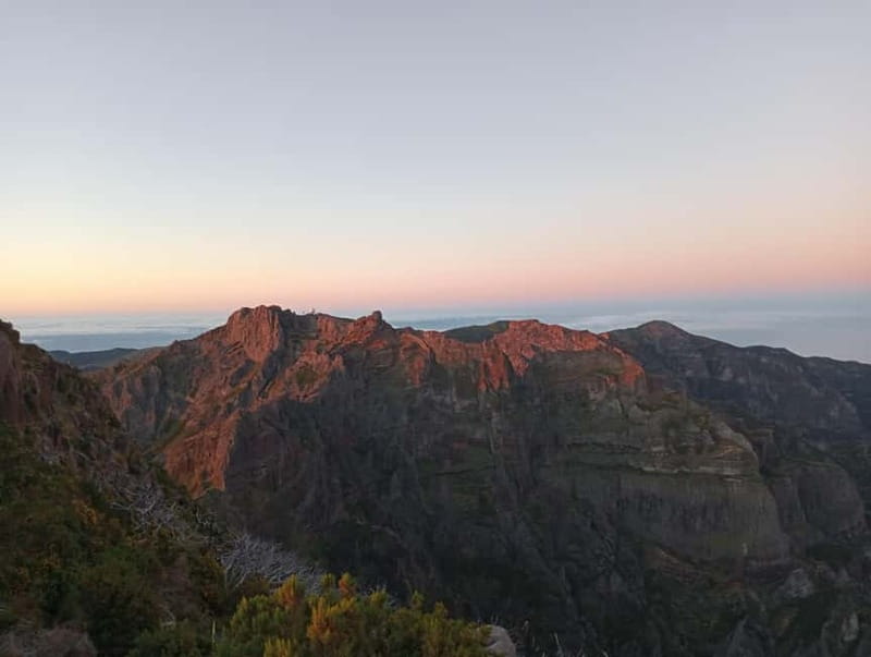 Sunrise at Pico Ruivo - The return hike with the sun: views expand fast
