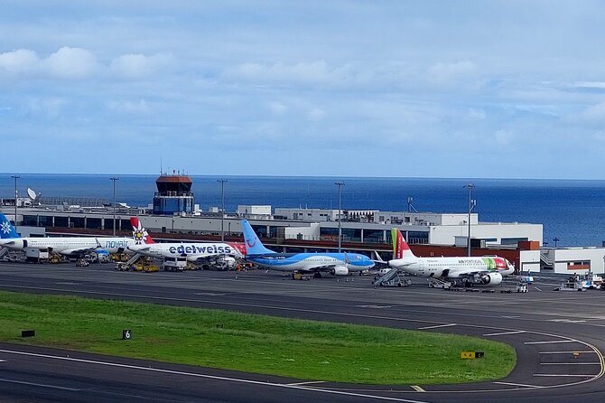 Transfer Privado e Confiável: Aeroporto → Funchal (ou vice-versa) - Meeting your driver in the Arrivals Hall, fast
